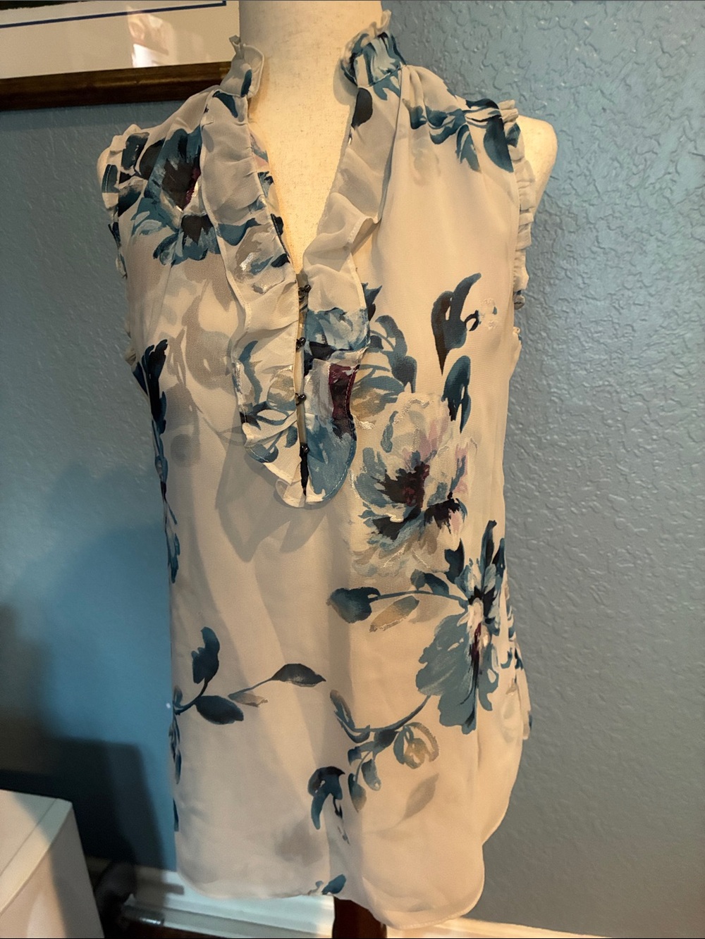 White House Black Market Cream Sleeveless Ruffle V-Neck Floral Top